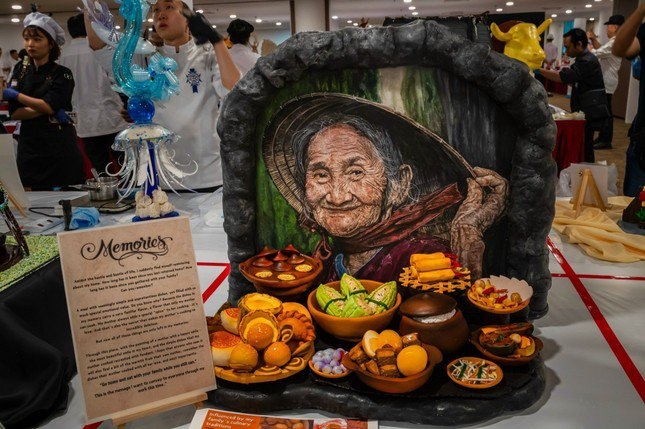 Tác phẩm tâm đắc của Ân mang tên “Memories”, vẽ chân dung một cụ bà trên nền kẹo mềm fondant.