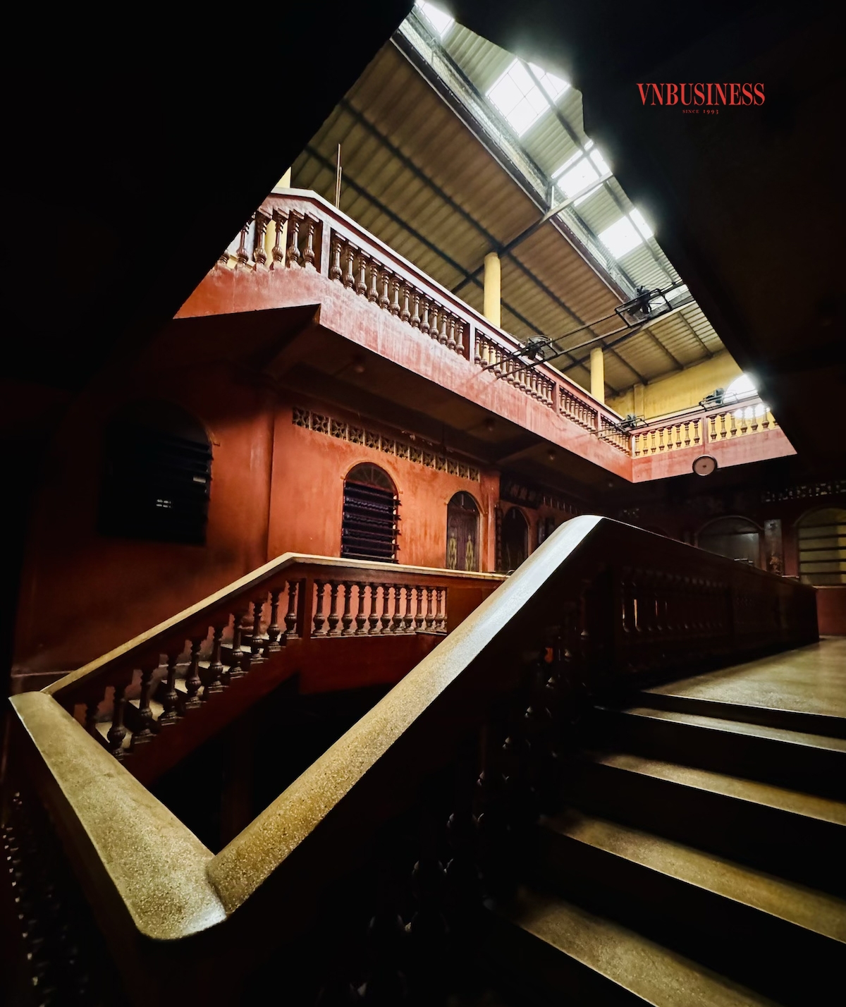 Lối cầu thang tĩnh lặng dẫn lên tầng 2.