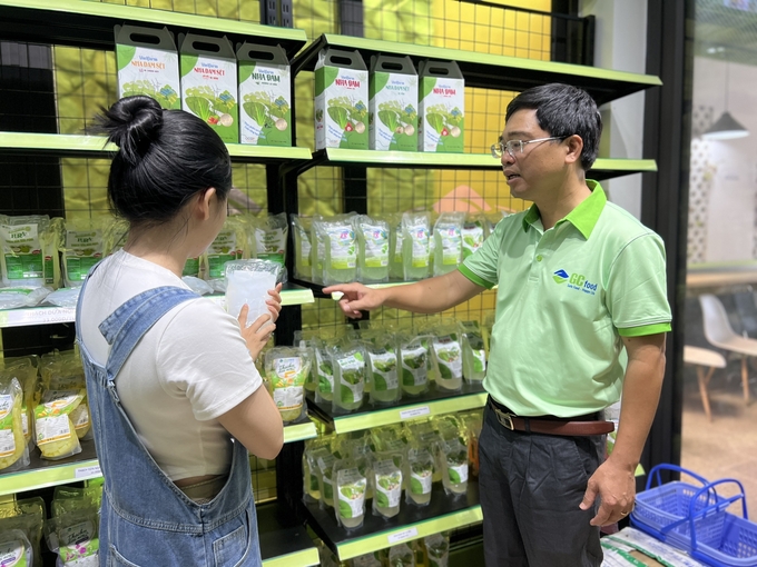 Ông Nguyễn Văn Thứ giới thiệu về sản phẩm thạch nha đam với khách.