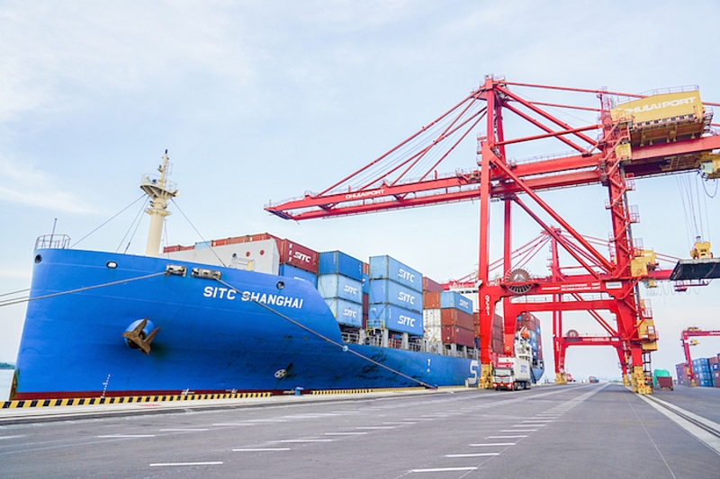 Cảng Chu Lai cũng tăng cường hợp tác với nhiều hãng tàu quốc tế như: SITC, CMA CGM, ZIM, RCL… để khai thác các tuyến hàng hải trực tiếp từ Chu Lai đến Trung Quốc, Hàn Quốc, Nhật Bản, Ấn Độ… với tần suất 4 chuyến/tuần.