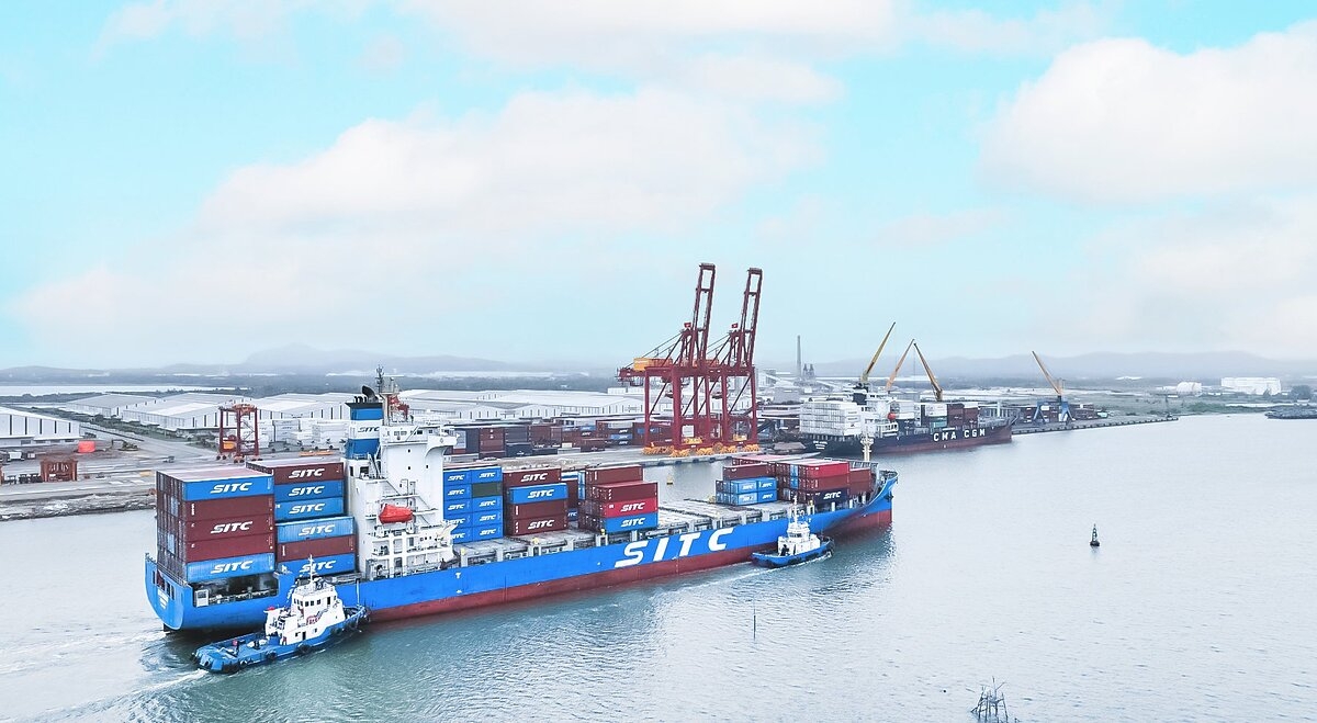 Cảng Chu Lai đang liên kết với các hãng tàu quốc tế, ổn định giá cước vận chuyển, gia tăng kết nối với tần suất 4 chuyến trên 1 tuần.