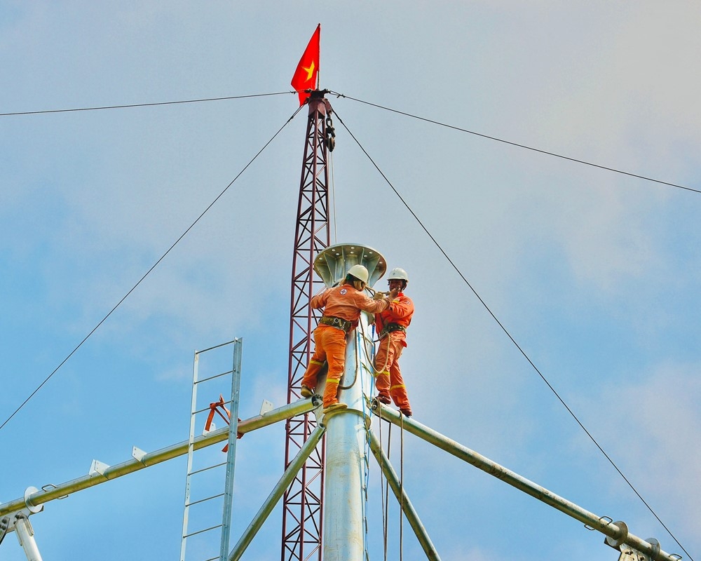Dự án đường dây 500kV mạch 3 Quảng Trạch - Phố Nối với tổng chiều dài khoảng 519 km, có quy mô 1.177 cột về đích chỉ sau hơn 6 tháng thi công.