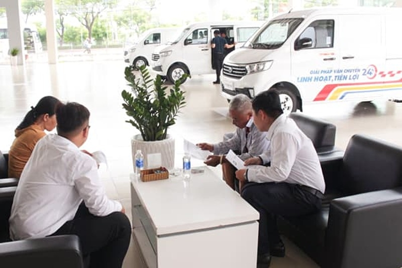 Khách hàng được trải nghiệm và tư vấn trực tiếp về các mẫu xe tải thế hệ mới.