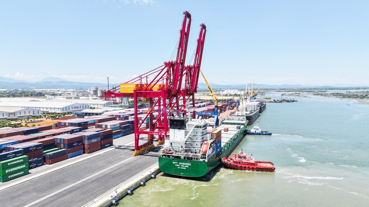 Toàn bộ lô hàng body sơn màu và linh kiện xe Kia New Carnival xuất khẩu trực tiếp sang Ấn Độ lần này từ cảng Chu Lai diễn ra một cách an toàn, nhanh chóng. Việc cảng Chu Lai hợp tác với hãng tàu container quốc tế RCL khai thác thêm tuyến hàng hải quốc tế, kết nối trực tiếp đến các cảng Chennai - Kolkata - Kattupalli &lpar;Ấn Độ&rpar; đã tạo sự thuận tiện trong xuất nhập khẩu hàng hóa, tiết giảm thời gian, chi phí, gia tăng năng lực cạnh tranh cho sản phẩm THACO AUTO ở thị trường Ấn Độ.