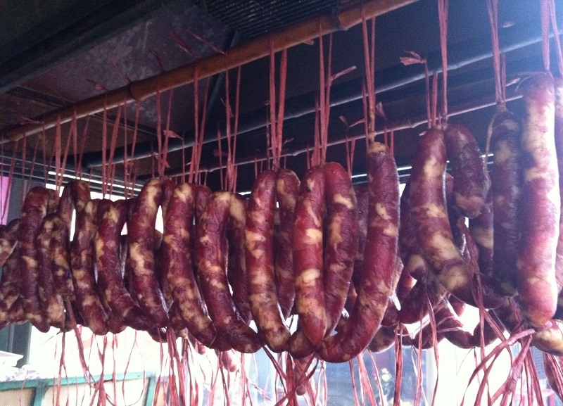 Lạp sườn hun khói &lpar;treo gác bếp&rpar; - đặc sản Bắc Kạn, cũng đang được tăng tốc sản xuất phục vụ thị trường Tết.