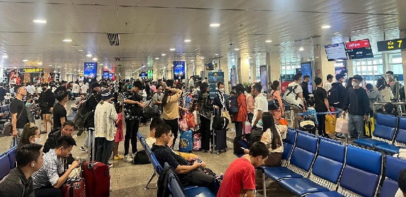 Nhu cầu đi lại tăng cao, sân bay Nội Bài những ngày cuối năm luôn trong tình trạng quá tải.