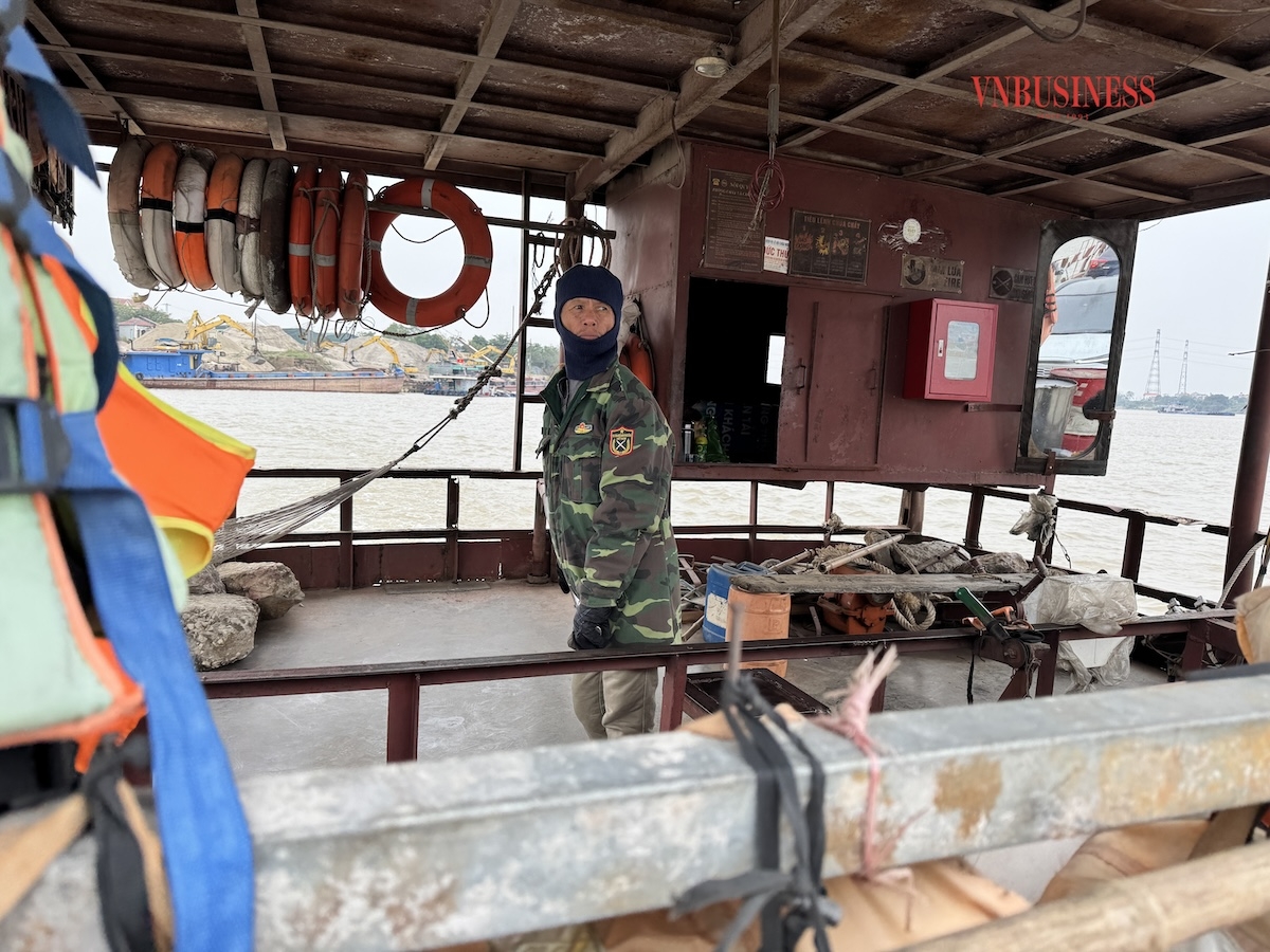 Người lái phà trên bến phà Mễ Sở.