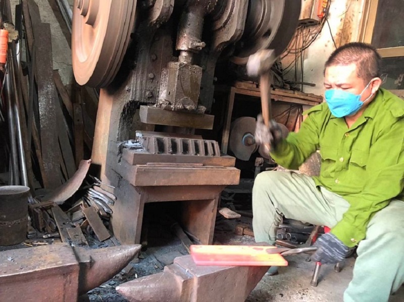 Nghề rèn, công việc nặng nhọc đòi hỏi kỹ thuật cao khiến nhiều lao động trẻ không hào hứng.