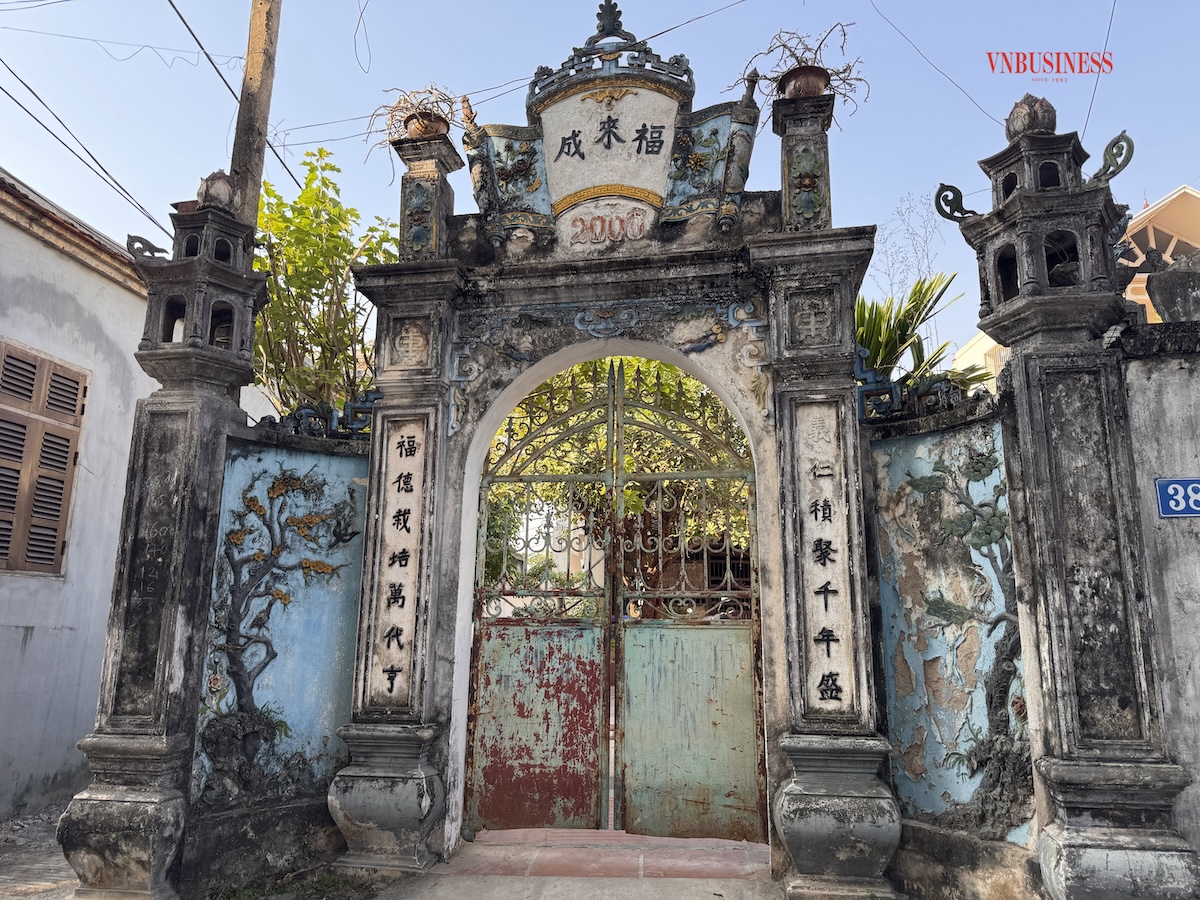 Nhiều ngôi nhà trong làng có cánh cổng độc đáo.