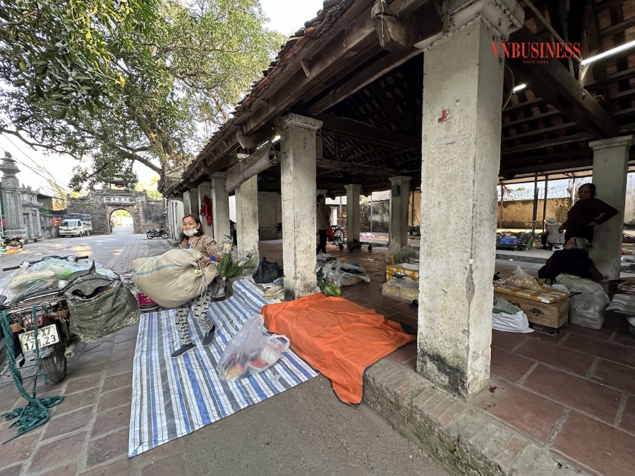 Tiểu thương dọn hàng về lúc 7h30 sáng.