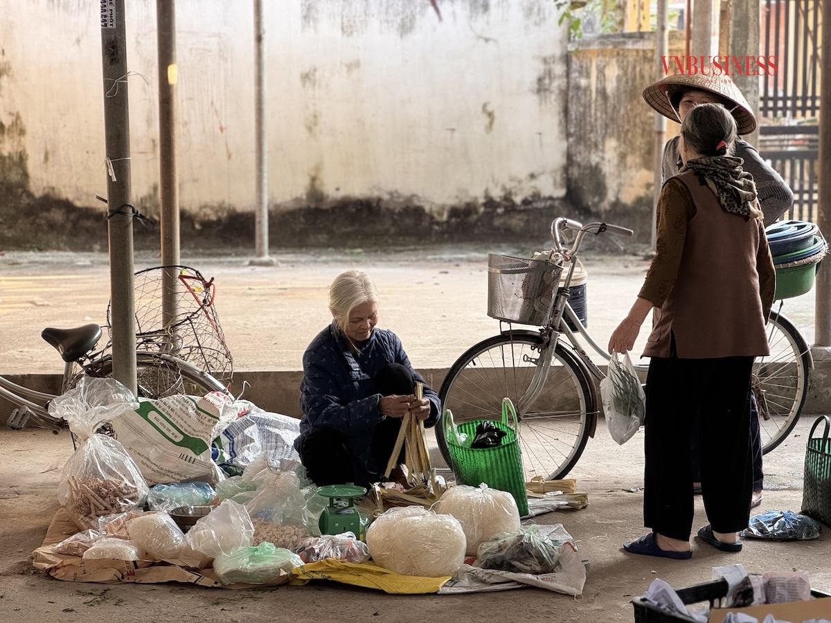 Nếu đến chợ vào khoảng hơn 7 giờ sáng, du khách sẽ thấy tiểu thương đã lục đục dọn hàng về, chỉ còn lác đác vài bà cụ bán hàng xén hay ngũ cốc ngồi cố thêm đôi chút.