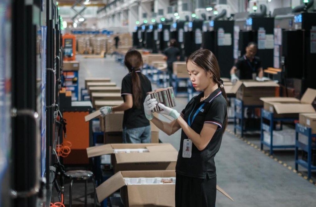 Công nhân tại Công ty linh kiện Asia Vital.