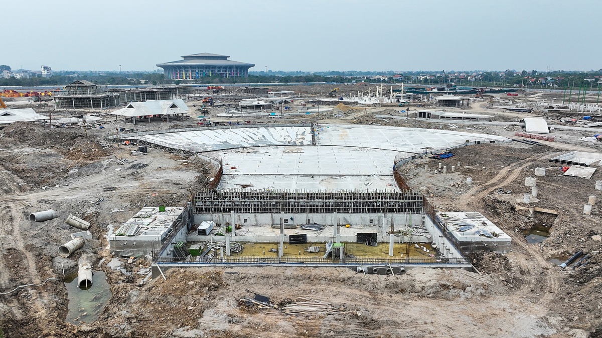 Hàng trăm kỹ sư, công nhân đang miệt mài làm việc ngày đêm, cẩn trọng từng chi tiết nhỏ nhất để đảm bảo chất lượng tối ưu.