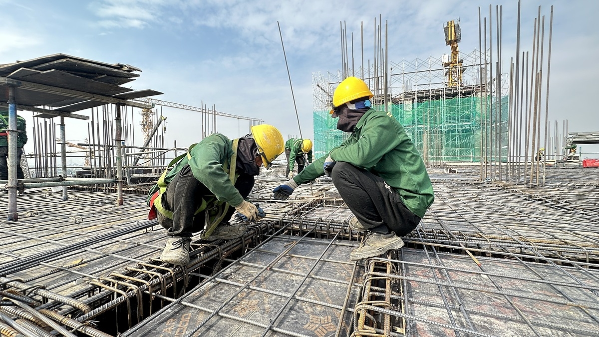 Cùng với công viên Sun World, công nhân nhà thầu cũng đang tập trung thi công các tòa căn hộ cao tầng tại Sun Urban City.