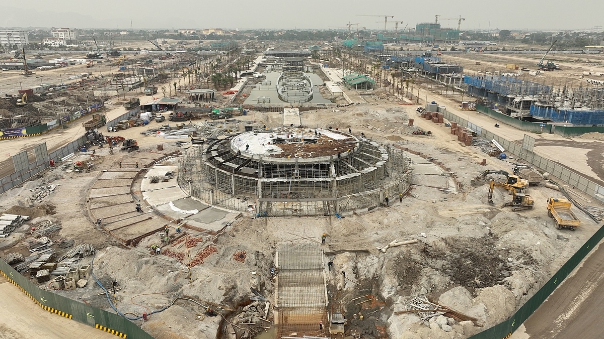 Đội ngũ kỹ sư, công nhân bám sát tiến độ, chất lượng và duy trì tăng ca tới 22h mỗi ngày.