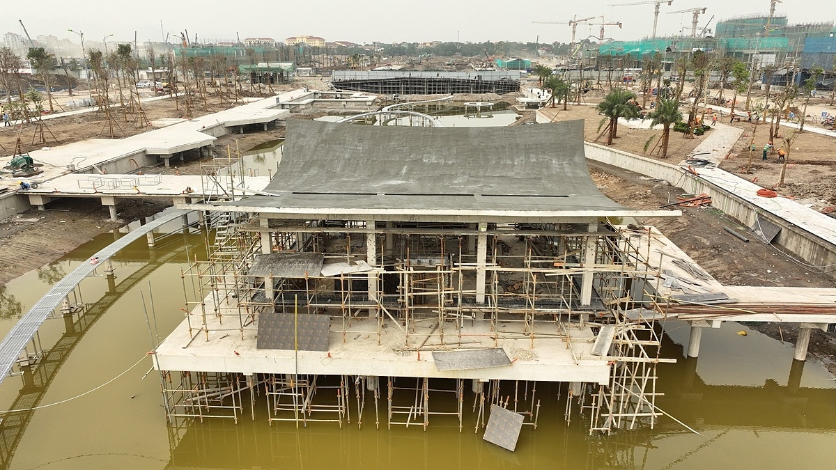 Café Ngư Vó đã hoàn thành phần thô. Đây là một trong những công trình cảnh quan mang bản sắc Hà Nam nằm trên trục đại lộ trung tâm dự án Sun Urban City.