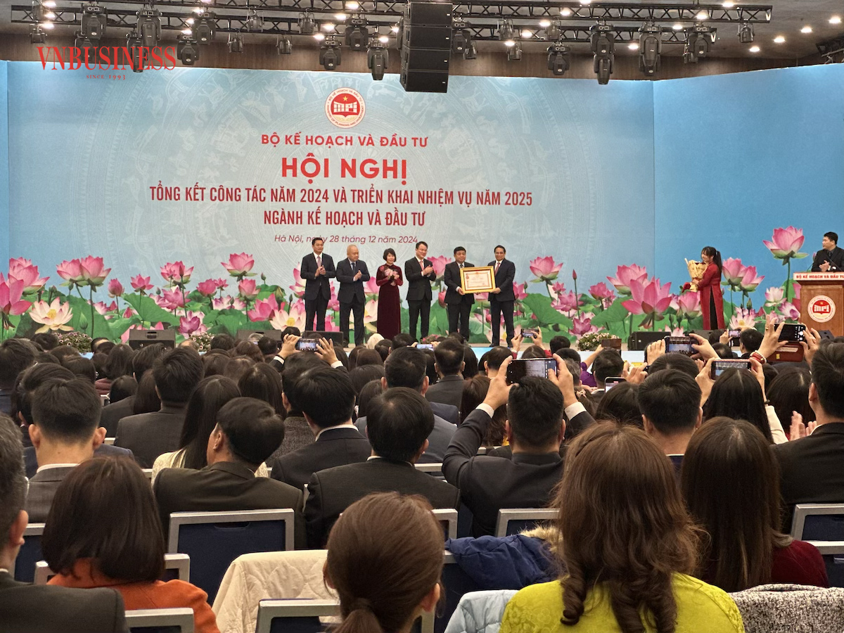 Tập thể Bộ Kế hoạch và Đầu tư đón nhận Huân chương lao động &lpar;HCLĐ&rpar; hạng Ba.