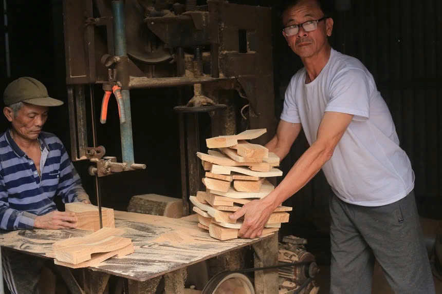 Nghệ nhân Trương Công Đức bên xưởng guốc của gia đình.