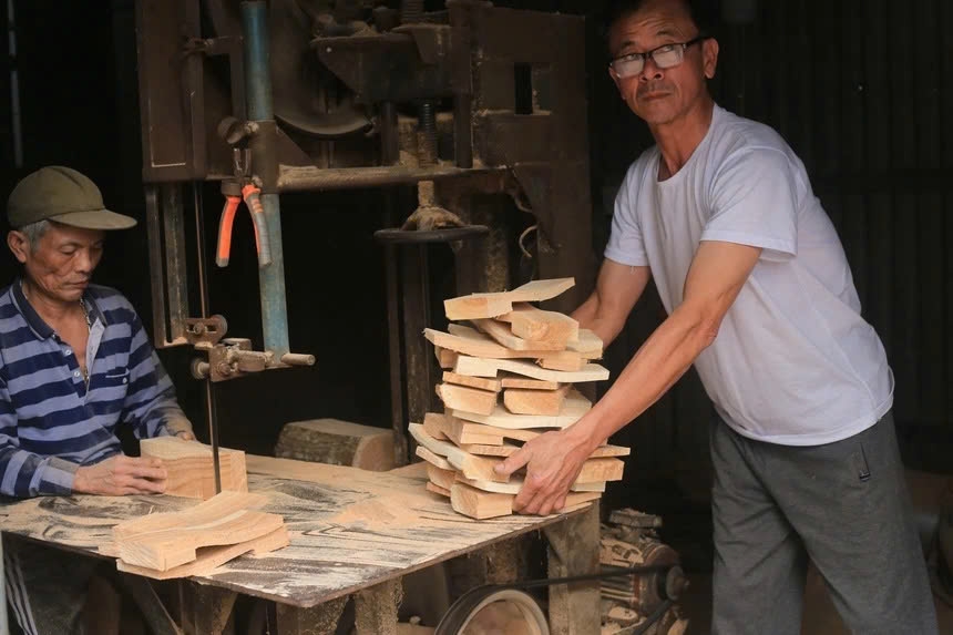 Nghệ nhân Trương Công Đức bên xưởng guốc của gia đình.