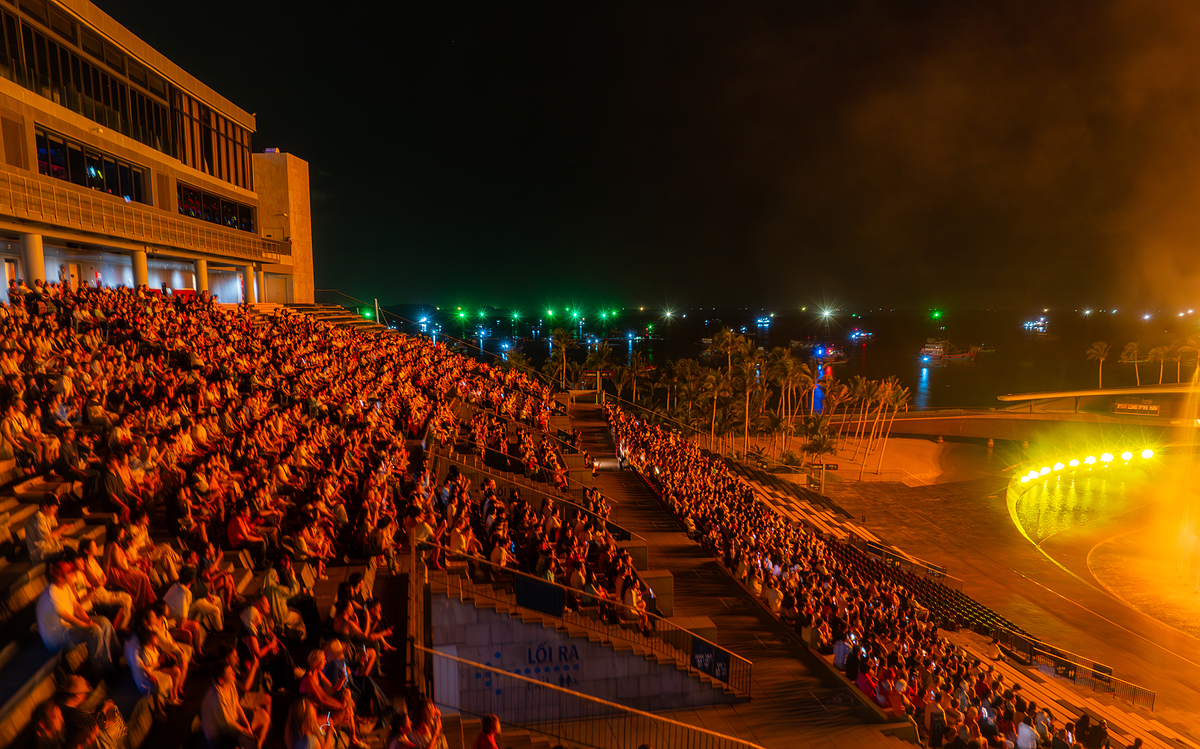 Du khách đón xem show diễn Nụ hôn của biển cả tại Thị trấn Hoàng Hôn.