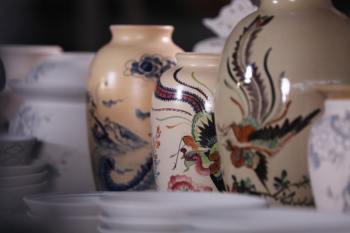 Huỳnh cùng nhóm bạn trong Nắng Ceramics tỉ mỉ tạo tác, phác nên những nét họa mang hơi thở tươi mới song vẫn giữ nguyên giá trị vốn có của một dòng sản phẩm được thử thách qua thời gian.