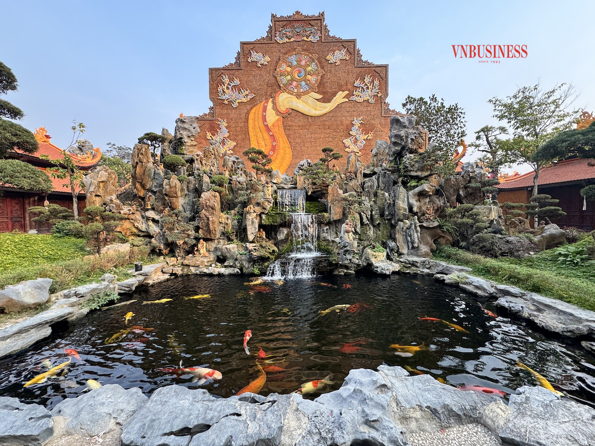 Hình vẽ biểu tượng hình tròn nằm trên bàn tay là Mandala – một biểu tượng phổ biến trong Mật Tông Kim Cương Thừa, biểu tượng cho vũ trụ và giác ngộ.