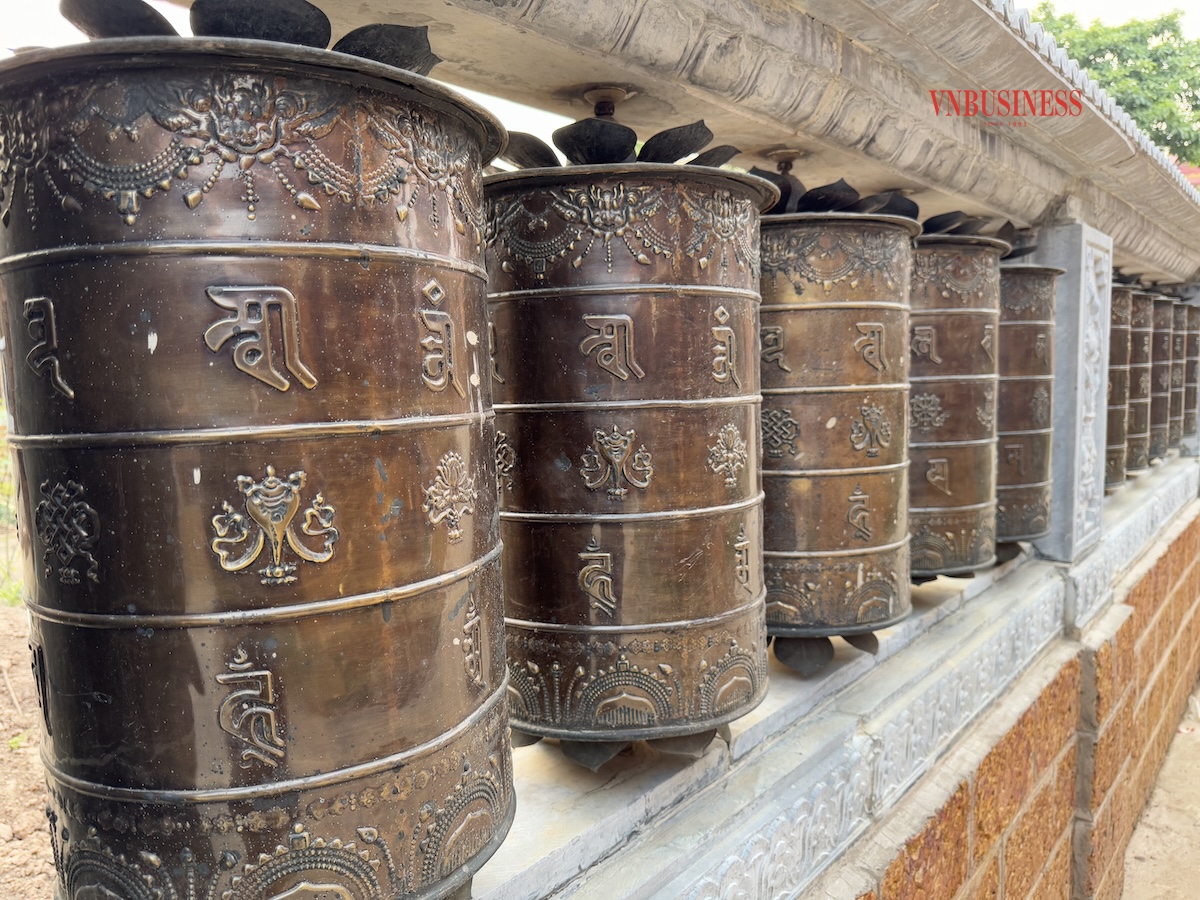 Những cột luân xa xung quanh khu mộ tháp.