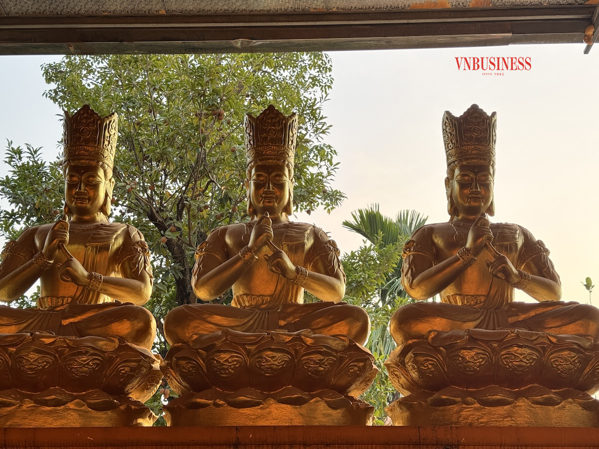 Một điểm nhấn đặc biệt của chùa Thắng Nghiêm là hơn 100 pho tượng Phật ngồi trên đài sen được sơn vàng, xếp dọc các lối đi.