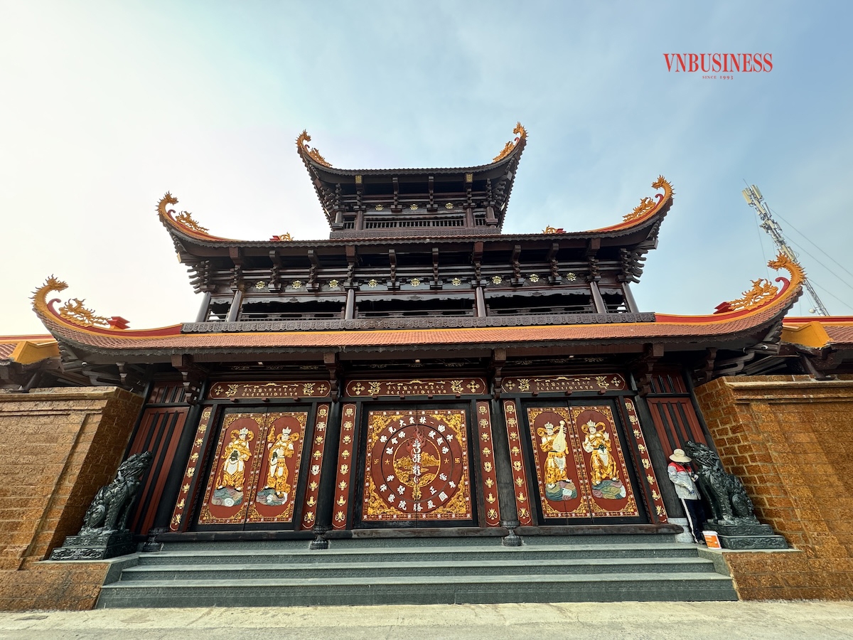 Cổng trước chùa Thắng Nghiêm.