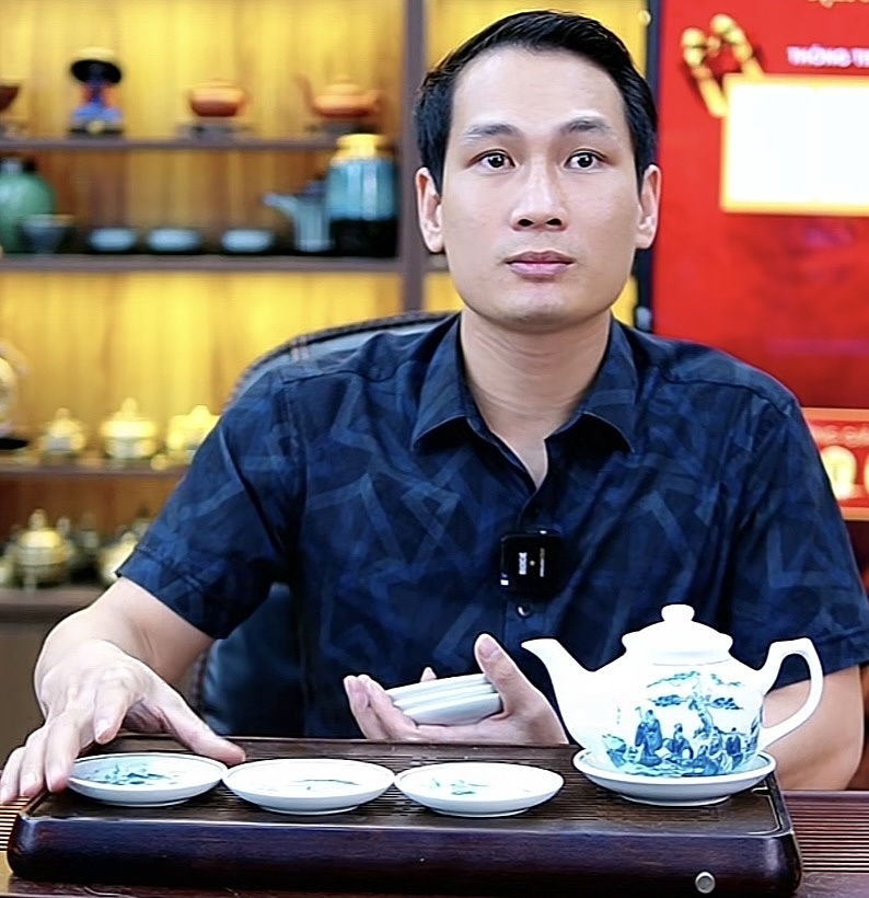 Anh Nguyễn Văn Duy giới thiệu sản phẩm đến khách hàng trong một phiên livestream