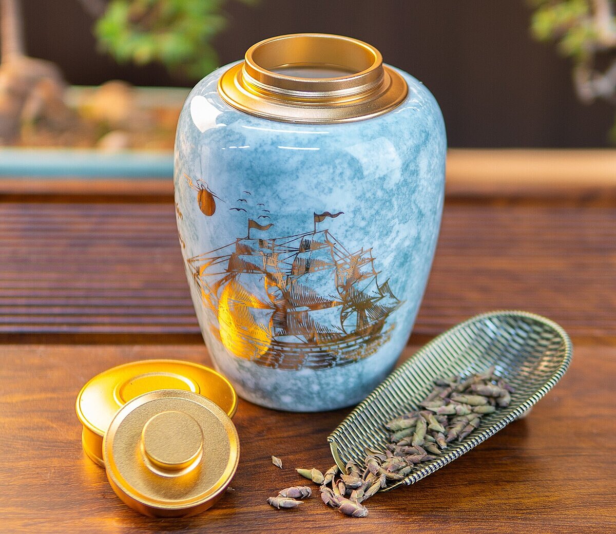 Sản phẩm hũ đựng trà đại cát bằng men sứ ngọc vẽ vàng.