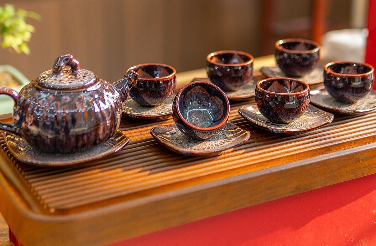 Một bộ ấm chén hình bí ngô cẩm lai tím.