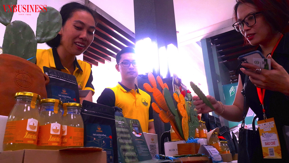 Hai sản phẩm chủ lực là nước xương rồng và trà xương rồng được chị Nguyễn Bửu Lệ Minh &lpar;góc trái&rpar; giới thiệu rộng rãi đến người tiêu dùng.