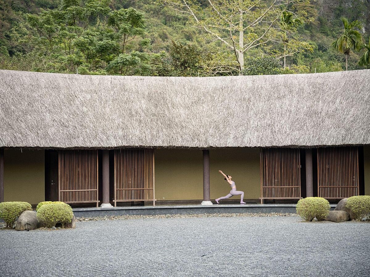 Trải nghiệm cân bằng thân - tâm - trí với yoga giữa không gian trong lành xanh mướt.