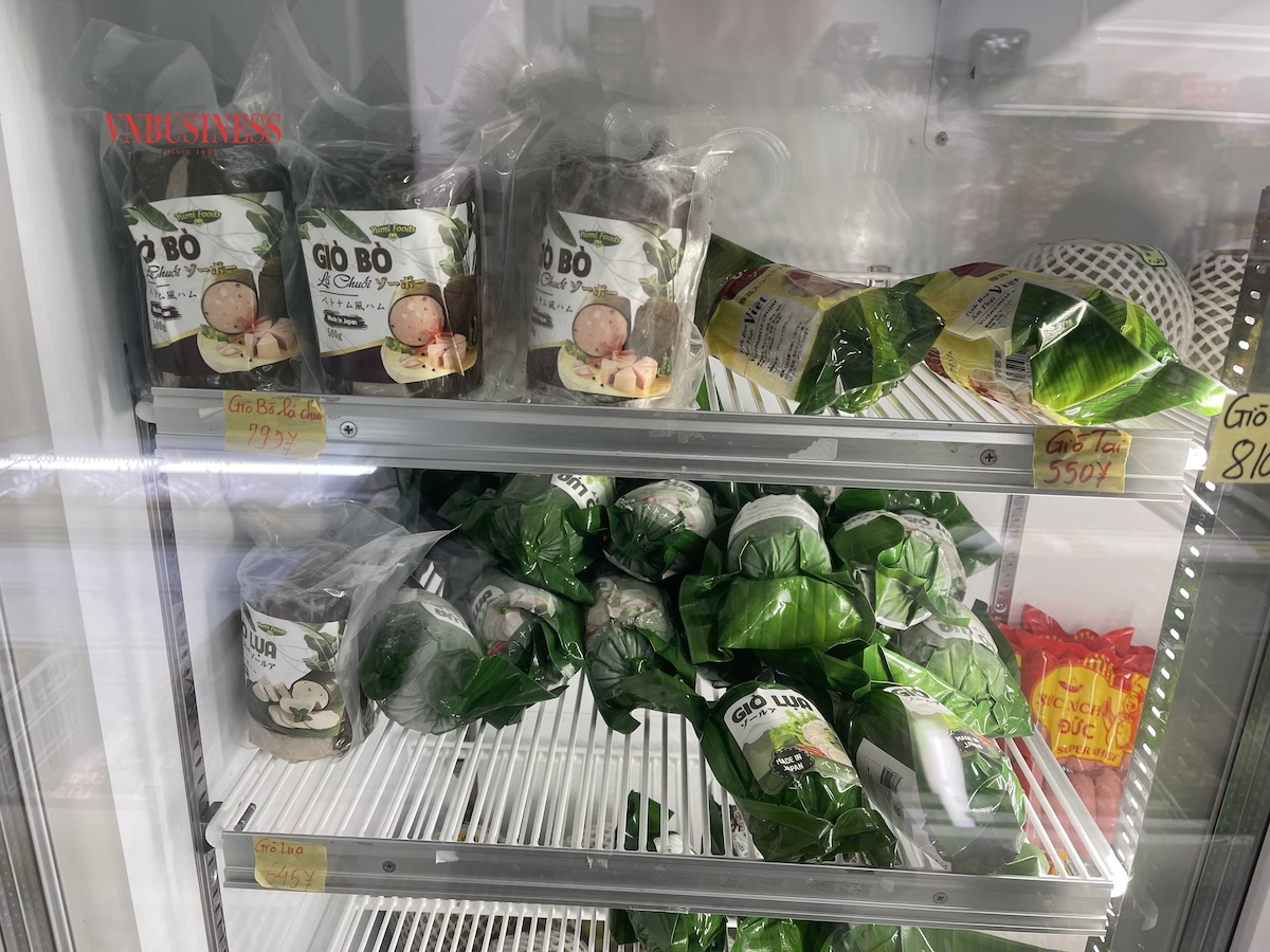 Giờ đây các thực phẩm ngày Tết từ bánh chưng, giò lụa, đến các loại rau gia vị như lá chanh, lá lốt có thể mua ở các siêu thị ở Nhật Bản.
