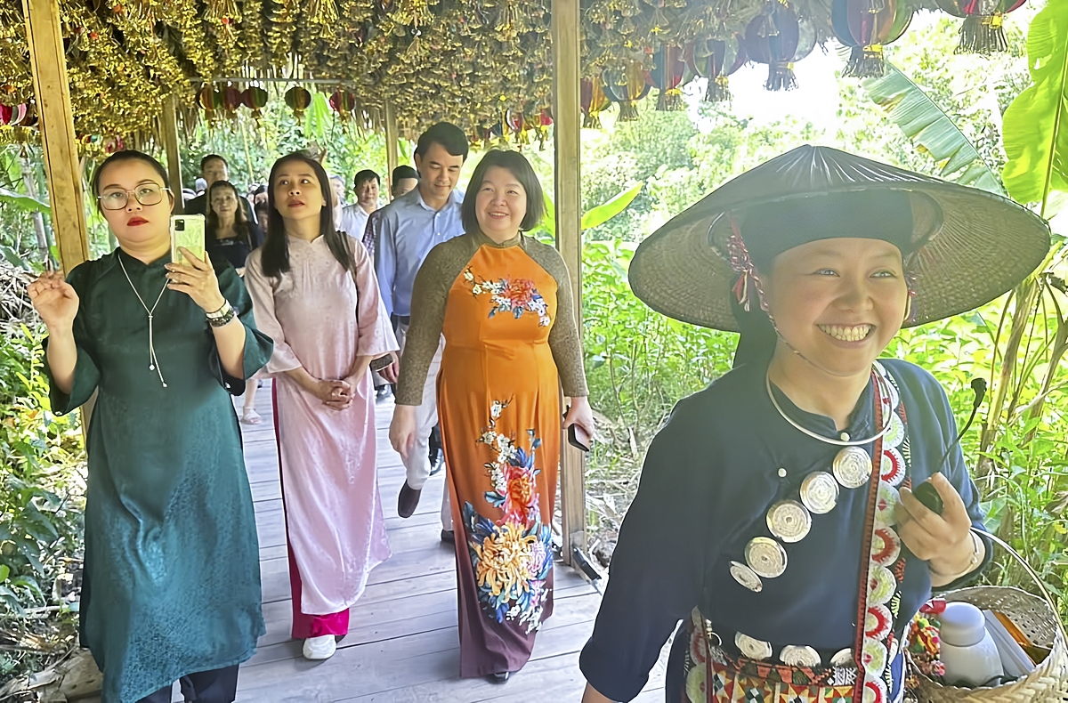 Du khách đến Thái Hải được bà con dân bản đón tiếp giống như là đón người thân về nhà.