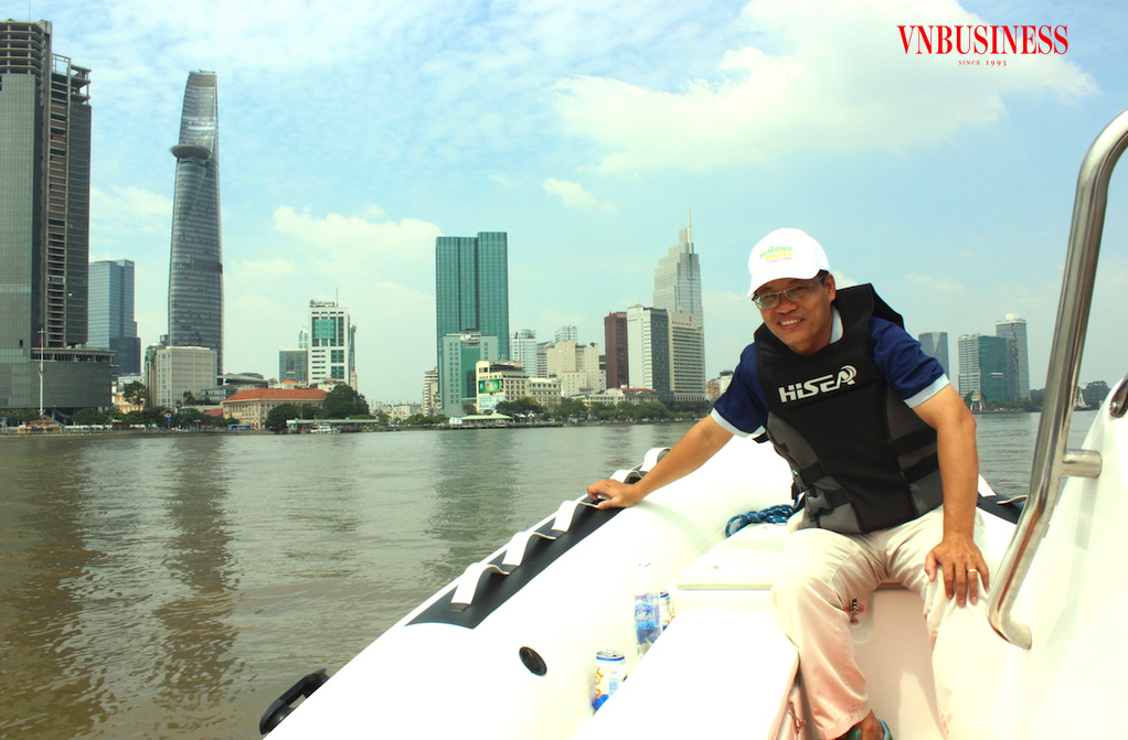 Tác giả với trải nghiệm thú vị trên sông Sài Gòn bằng phương tiện ca nô 7 chỗ.