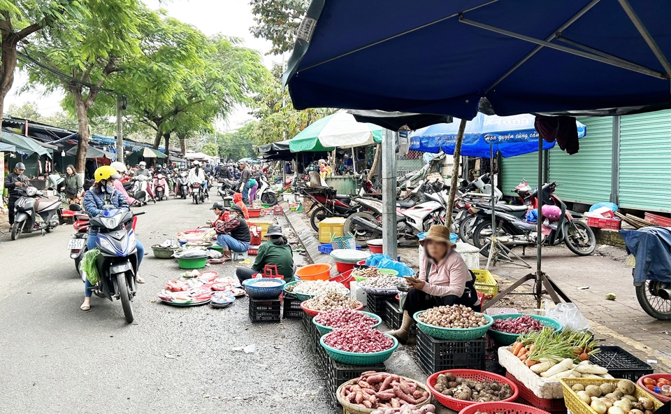 Chợ truyền thống vắng khách dịp cận Tết.