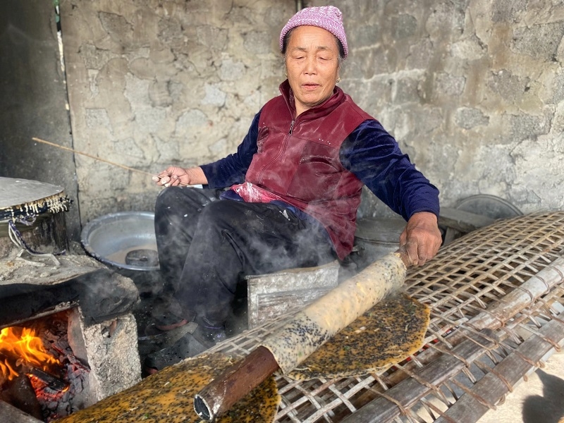 Ngày nào bà Xinh cũng dậy từ 3 giờ sáng để chuẩn bị xay bột, nhóm lửa, vào khuôn làm bánh.