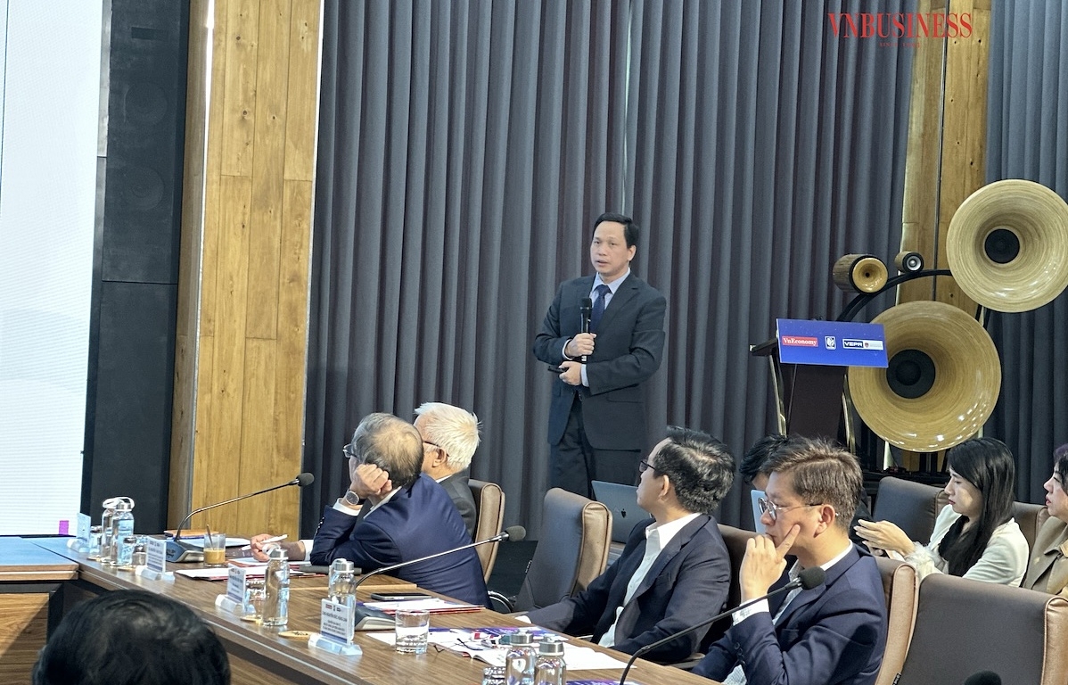 TS Nguyễn Quốc Việt, Phó Viện trưởng Viện Nghiên cứu Kinh tế và Chính sách &lpar;VEPR&rpar; trình bày tại tọa đàm.