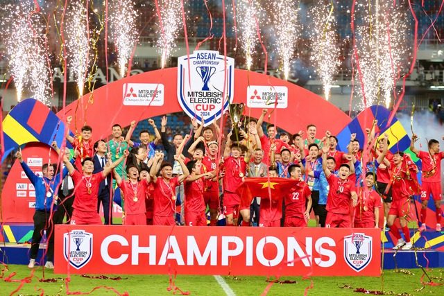 Đội tuyển Việt Nam vô địch AFF Cup 2024 và được các tổ chức, đơn vị cam kết trao thưởng tổng số tiền khoảng 33 tỷ đồng.