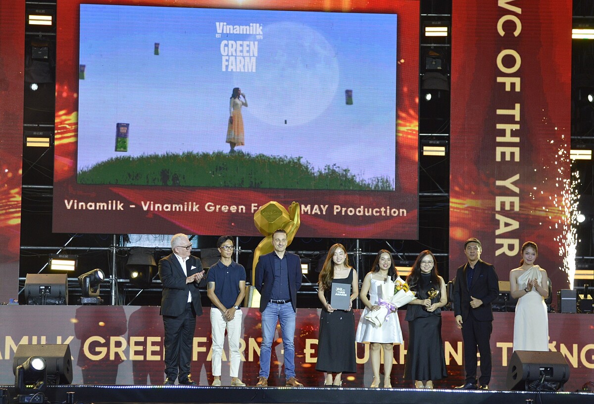 Mẩu quảng cáo &lpar;TVC&rpar; và chiến dịch ra mắt sản phẩm Vinamilk Green Farm dành giải cao nhất tại Giải thưởng Vạn Xuân 2024.