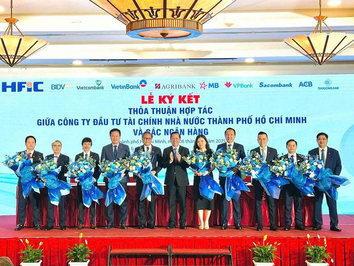 Ông Nguyễn Đức Thái Hân, Phó Tổng giám đốc ACB &lpar;thứ 3 từ trái sang&rpar; tại lễ ký kết. Ảnh: HFIC