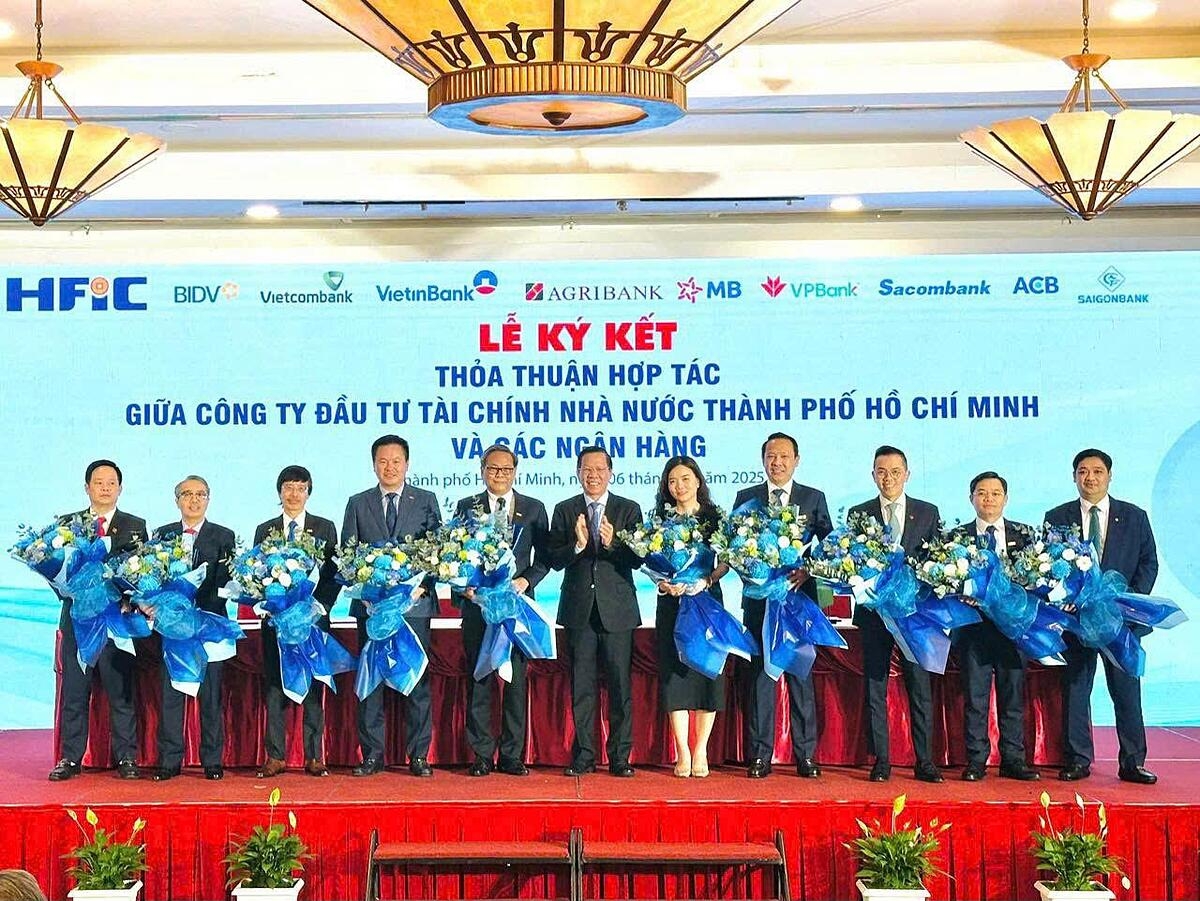 Ông Nguyễn Đức Thái Hân, Phó Tổng giám đốc ACB &lpar;thứ 3 từ trái sang&rpar; tại lễ ký kết. Ảnh: HFIC