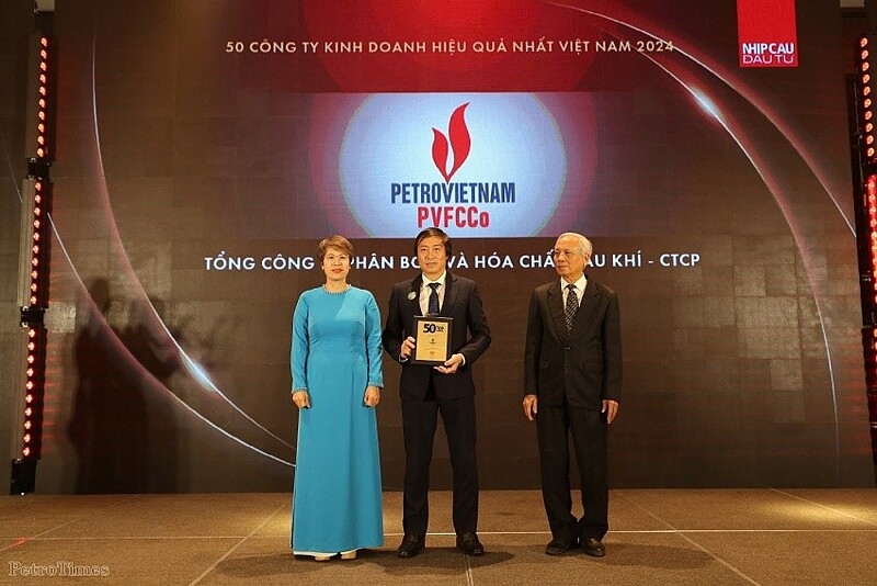 Đại diện PVFCCo nhận giải thưởng “Top 50 Công ty kinh doanh hiệu quả nhất Việt Nam” năm 2024.