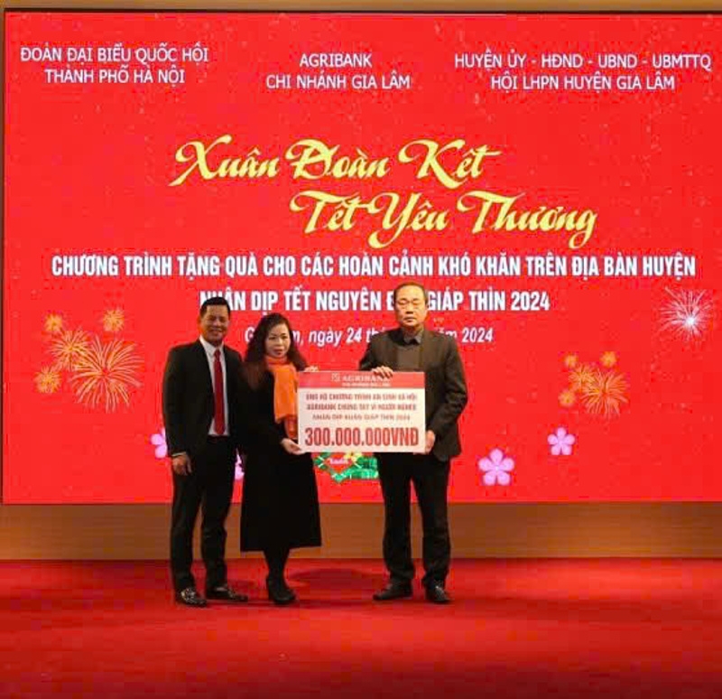 Agribank tặng quà cho các hoàn cảnh khó khăn tại huyện Gia Lâm, Hà Nội.