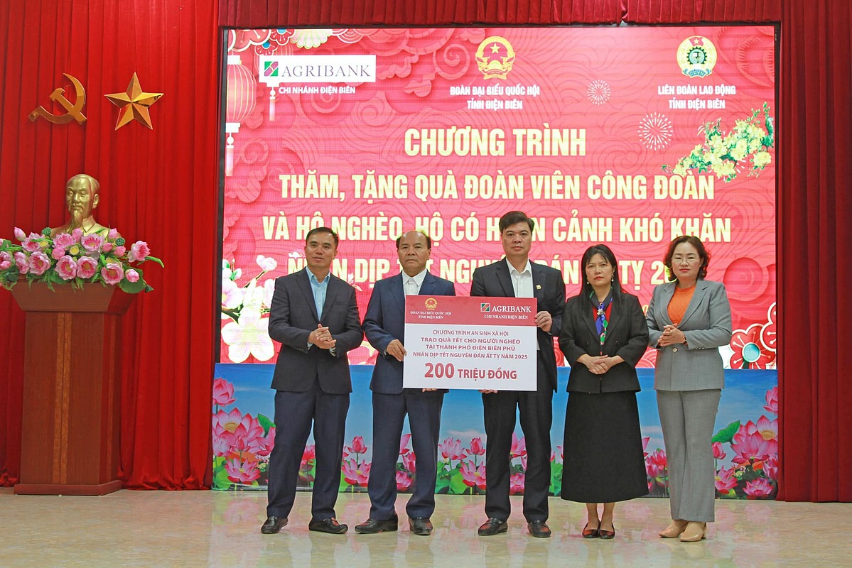 Agribank trao quà Tết cho người nghèo tại tỉnh Điện Biên.
