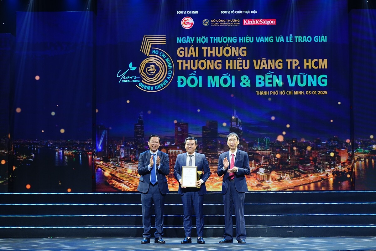 Ông Đỗ Thanh Tuấn, Giám đốc Đối ngoại Vinamilk, &lpar;giữa&rpar; nhận vinh danh Thương hiệu Vàng 2024.