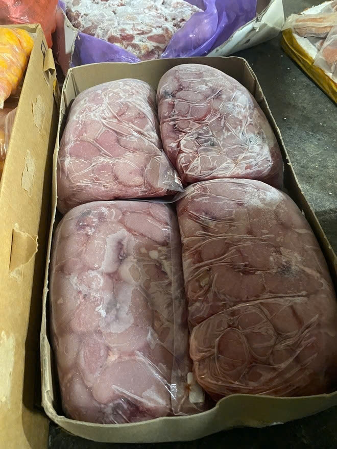 Hơn 2,1 tấn nầm lợn, tràng trứng, kê gà,... đông lạnh không rõ nguồn gốc xuất xứ, chất lượng.