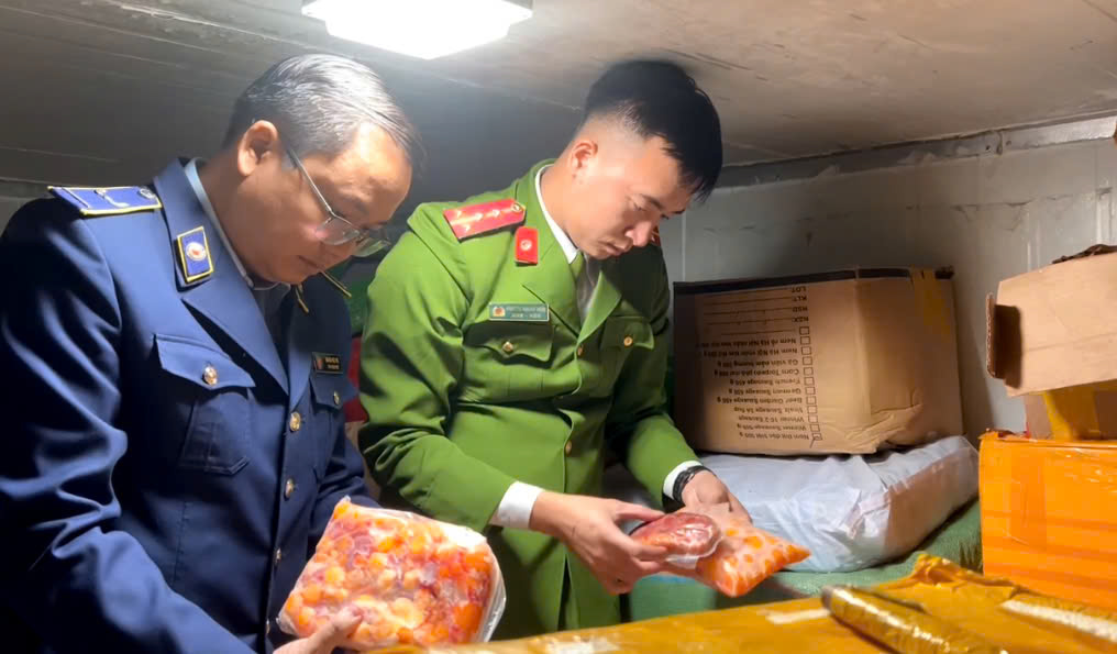 Lực lượng chức năng kiểm tra lô hàng tại cơ sở kinh doanh ngõ 21 Tựu Liệt, huyện Thanh Trì.